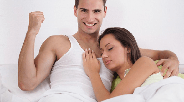 žena u krevetu s muškarcem koji ima povećanu potenciju
